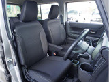 【清潔感のある運転席&助手席】隅々までクリーニングの行き届いた運転席&助手席。目立ったシミや汚れ等もございません。