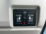 運転席の手元で両側スライドドアの開閉操作が可能です。