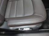 運転席の電動パワーシートとシートメモリーも付いています。