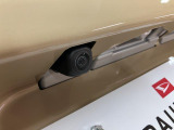 バックの苦手な初心者や女性の方うれしいバックカメラ 運転席の死角になる真後ろが確認できますよ♪