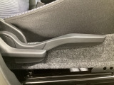 運転席にはドライバーの体型や好みに応じて前後方向だけでなく、高さの調整ができるシートリフターを装備!