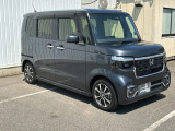 車幅いっぱいに伸びたフロントアクセサリLEDがボディーのワイド感を強調