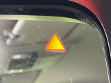 【ブラインドスポットワーニング】走行中、ドアミラーの死角になりやすい箇所に後続車が接近するとサイドミラー付近に警告を表示、ドライバーに注意喚起をしてくれます。