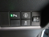 パーキングセンサーや横滑りを防ぐVSA等のスイッチ類は運転席の右側、手の届きやすい位置にあります。