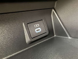 充電用USB端子付き。スマートフォンなどの充電に便利です。