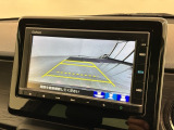 リバースギアに入れるだけで後方の表示へ切り替わります。夜間や雨の日の駐車も楽になりますよ。