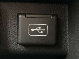 こちらのクルマはUSB接続コネクタも装備されています♪スマホの充電などにお使い下さい。ご旅行中での充電切れも、これなら心配いりませんね!