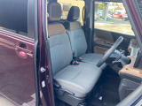 前席です。センターコンソールが無いので車内での左右移動が出来ます。