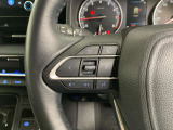 運転中、オーディオの操作をしてて、ハッとしたことはありませんか?ステアリングスイッチは、運転中でもハンドルでオーディオの操作が可能です。安全なドライブをサポートします。