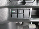 パーキングセンサーや横滑りを防ぐVSA等のスイッチ類は運転席の右側、手の届きやすい位置にあります。