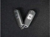【スマートキー】鍵を持っているボタンを押すだけでエンジン始動。ドアの施錠もボタンを押すだけ。鍵は無くさない様にポケットに入れたまま。