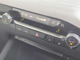 【フルオートエアコン】運転席と助手席の温度調整がそれぞれ出来るフルオートエアコン装備です。これなら暑がりなご主人、寒がりな奥様が同乗されても問題ないですね。