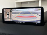 360度ビューカメラを搭載。4方の小型カメラの映像を処理し、車両真上からの映像に変換しています。