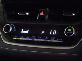 車内を快適に、オートエアコンを装備しています。