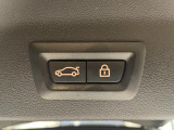 電動パワーゲートです。開閉がボタン1つで開け閉め行えます。また、状況に応じてのトランクハッチ開閉量を簡単に設定可能です。スマートオープナーも便利な機能です。ぜひお試しください。