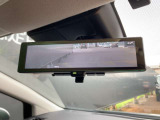 後席の荷物や乗員に遮られないクリアな後方視界を実現。スイッチ一つで通常の鏡面と切替可能です!