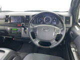 運転席まわりです。 各操作スイッチは使いやすい位置に配置されてます。