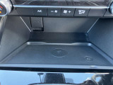 Qi規格のワイヤレス充電器を備えていますので、モバイル機器の充電をしながらのお出掛けに便利に使用可能です。