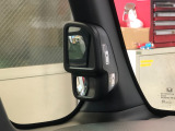 【ピタ駐ミラー】運転席に座った状態で死角になりやすい左側やクルマの後ろの様子まで確認でき、幅寄せや縦列駐車、車庫入れの際に役立ちます。