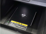 ◆ワイヤレス充電器◆ワイヤレス充電規格Qiに適合した機器を充電エリアに置くことで使用できます。