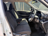 運転席・助手席の間には肘置きがあるので、ゆったり運転できます!