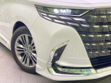 【LEDヘッドライト】悪天候や夜間走行時も良好な視界を確保し安心して運転できる高輝度LEDヘッドライトを装備!点灯速度が早く、消費電力も抑えられています。