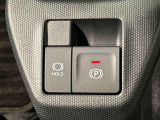 指先だけで簡単に操作が可能な電動パーキングブレーキを採用。「HOLD」スイッチを押すと、渋滞や信号待ちなどでブレーキペダルから足を離しても、ブレーキを保持するので安心です