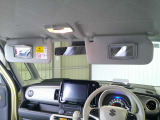 運転席・助手席ともにサンバイザー内側に鏡がついております。
