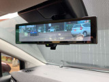 後席の荷物や乗員に遮られないクリアな後方視界を実現。スイッチ一つで通常の鏡面と切替可能です!