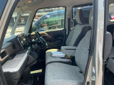 運転席は運転に集中できるようなデザイン、助手席は開放感があり、ゆっくり座れる造りになっています。