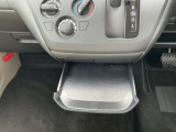 すっきり使い易い引き出し型のトレイが付いているので小物を置くことができます♪