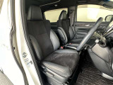 運転席/助手席です。姿勢が崩れず正確なステアリング操作で安心です。
