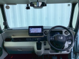 運転席周りです。カップホルダーや小物の収納などは必須ですよね!!使い勝手の良いつくりになっております!!