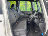 運転席まわりには十分なスペースがあり、大柄な方でもゆったり運転していただける環境です。