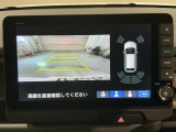 リバースギアに入れるだけで後方の表示へ切り替わります。夜間や雨の日の駐車も楽になりますよ。