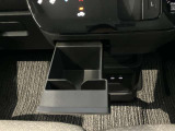 前席中央にドリンクホルダーあります♪運転中でも手が届きやすい位置にあって使い易いです♪
