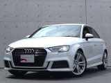 ・斜めからAudiを見るとプレス技術の高さを感じることができます。