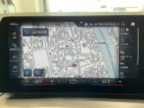 BMWのナビゲーションは操作性も良く、詳細な地図情報と交通状況を見やすく表示し、快適なドライビングをサポートしながら目的地までナビゲートします。