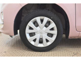 【ホイールカバー】純正なので車に似合うデザインになっていますね。スタッドレスタイヤもご相談下さい。