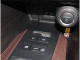 お車のキーはスマートキーです。キーを身につけた状態で車に近づき、ドアロックの解錠や施錠操作が出来ます。雨の日など両手がふさがっている時など、とっても便利ですね。