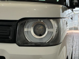 LEDヘッドライトは、点灯の瞬間から最大光量を発揮し、突然暗くなるトンネルなどでの安定感を高めます。