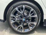 【BMWアロイホイール】軽量かつ強度に拘ったアロイホイール。走行性能ポテンシャルを引き出す設計。タイヤのサイドウォールが強化されたランフラットタイヤは、パンク時にタイヤがつぶれてもリムから外れません。