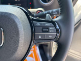 【クルーズコントロール】アクセル操作なしで一定速度を保つ機能。先行車との距離を自動調整する追従型が主流で、高速走行時の疲労を劇的に軽減します。長距離移動が多いお客様への商談では必須の快適装備です。