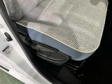 痛みの出やすい運転席シートの角、フロアマット、座面、ともに良好です