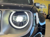 助手席側のLEDヘッドライトです。パッキンの劣化による内部への水滴や結露の侵入形跡はなく、インナーベゼルの黒い質感もしっかりと保たれています。