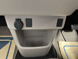 電源ソケットの下部には、小物を収納できる小さなトレイがあります。