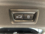 電動パワーゲートです。開閉がボタン1つで開け閉め行えます。また、状況に応じてのトランクハッチ開閉量を簡単に設定可能です。スマートオープナーも便利な機能です。ぜひお試しください。