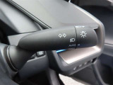 スイッチをオートに設定しておけば、車外の明るさに応じて自動的にヘッドランプを点灯・消灯します。夕暮れ時やトンネルの続く山道などを走行する時に便利なコンライトを装備しています。