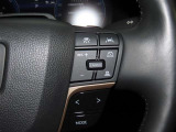【ステアリングスイッチ】運転中に視線を前に向けたまま画面の操作できます。