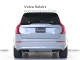 XC90は、使い方の幅を広げる7シーター仕様。洗練された佇まいの中に、高い実用性を秘めています。室内に足を踏み入れば、そこはまさに北欧のリビングルーム。落ち着きある明るい雰囲気をご堪能ください。